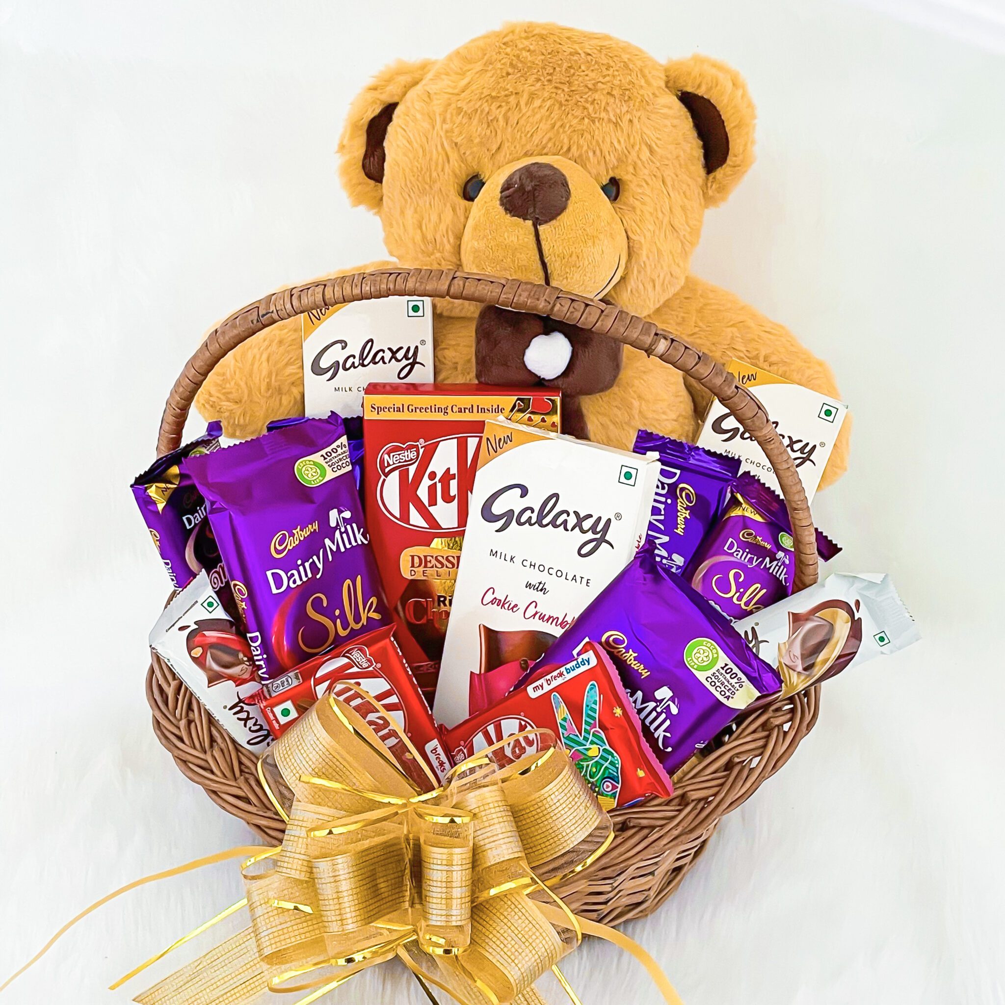 Send Beautiful Anniversary Gifts For Her | Chocolate Hampers