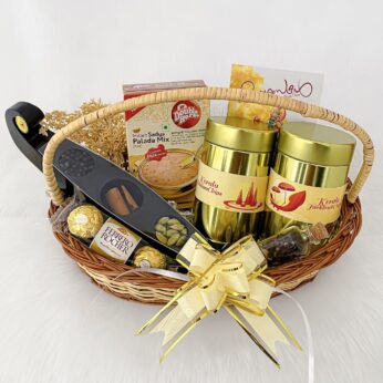 Amazing Kerala spices online gift hampers with Spices boat and jackfruit chips