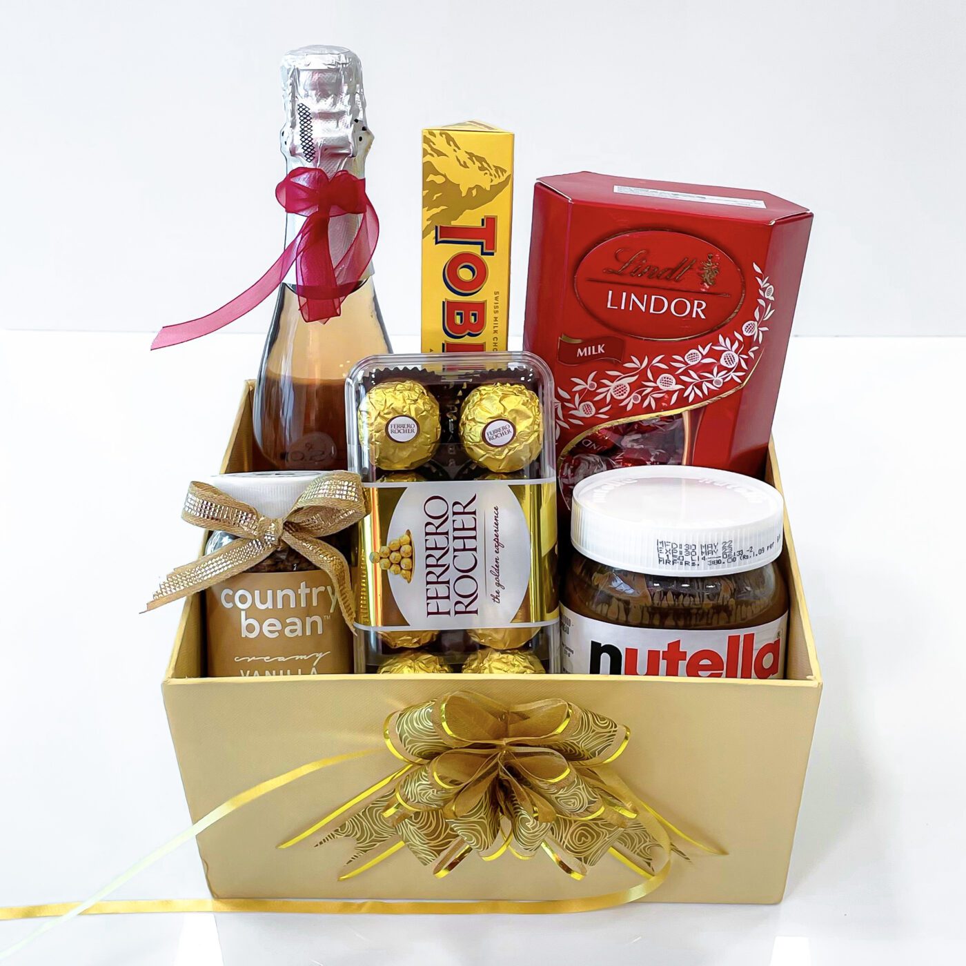 Natali Traders Chocolate Gift for Girlfriend, Boyfriend - Combo of Basket  with 4 Chocolates, Keychain and Greeting Card - Gift for Valentine Day -  Birthday : Amazon.in: Grocery & Gourmet Foods