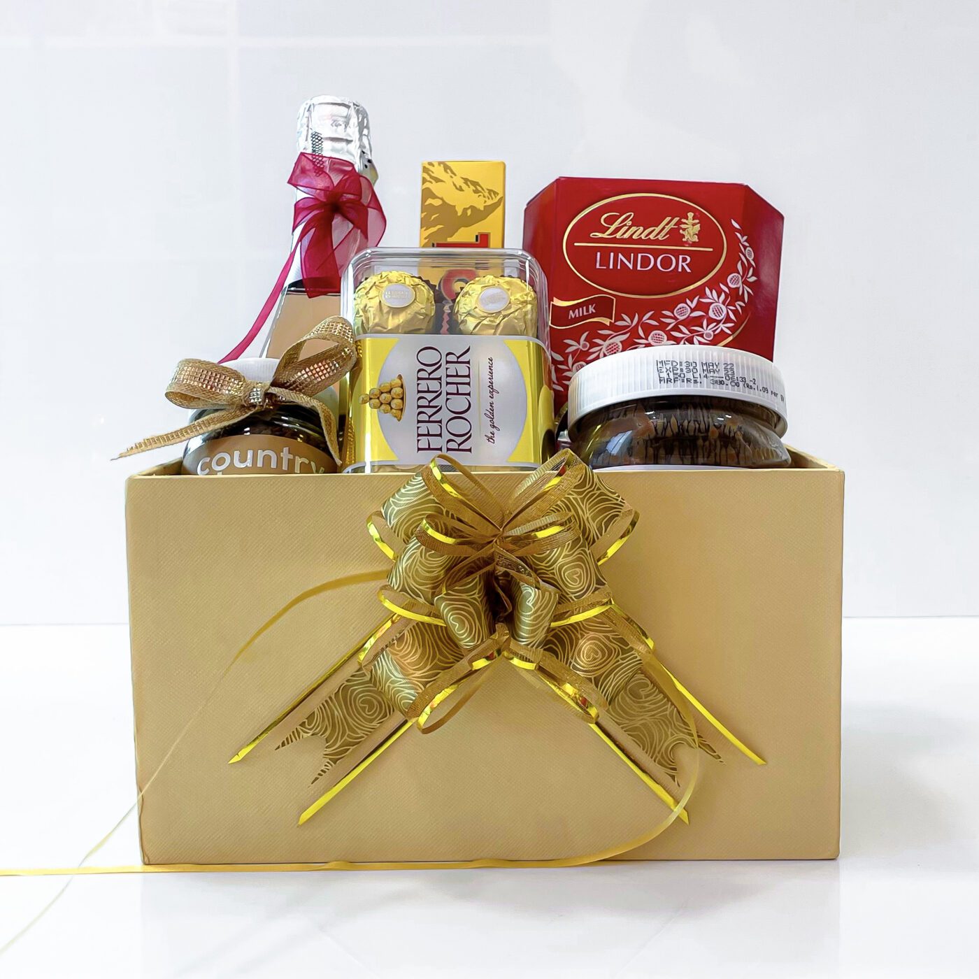 Birthday Gift Hamper BIRGB062 by Angroos Gifts Boutique at Rs 7000/box |  Kadavanthra | Kochi | ID: 23918066062