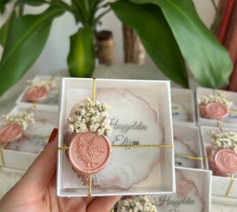 Special wedding return gifts with a resin badge with a dried flower and wax seal (50 Pcs) (making time 15 days)