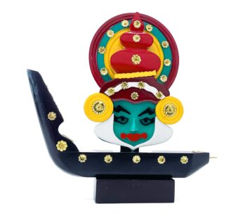 Handcrafted elegance: multicoloured Kathakali face in a vallam kali boat (25 x 26 x 4 cm)